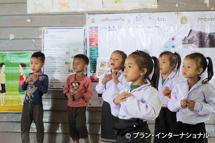 写真：歌や踊りで公用語のラオス語を学ぶ少数民族の子どもたち