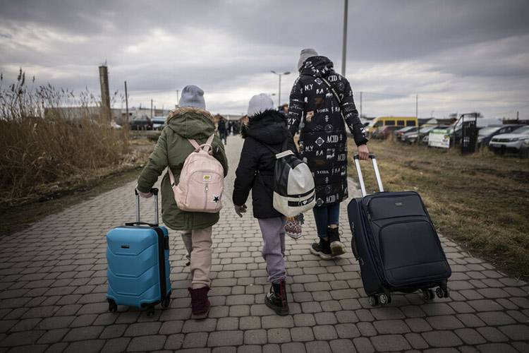 写真：ポーランドとの国境を超えるウクライナからの避難民