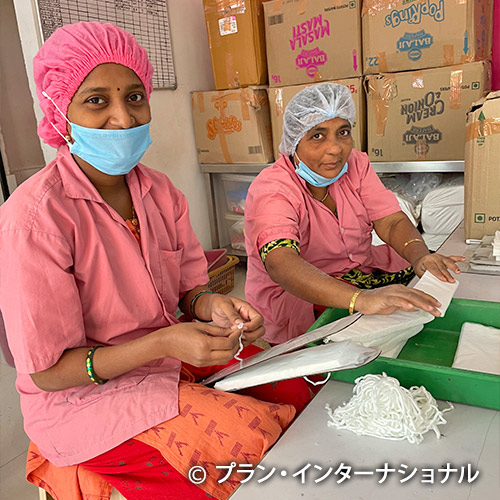 写真：生理ナプキンを作るスラム出身の女性たち