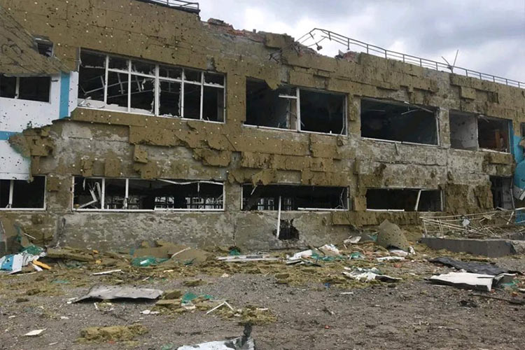 写真：爆撃で破壊された校舎と教室