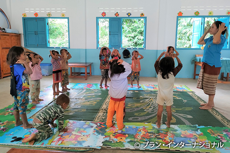 新しい幼稚園の教室で学ぶ子どもたち