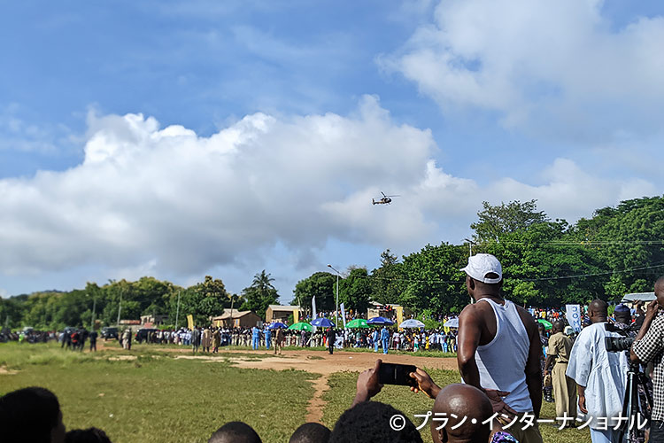 写真：お祭り会場。中央右にヘリコプター！
