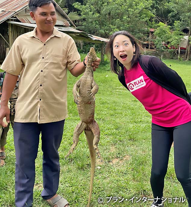 採れたてのトカゲを得意げに見せてくれる郡の職員さん