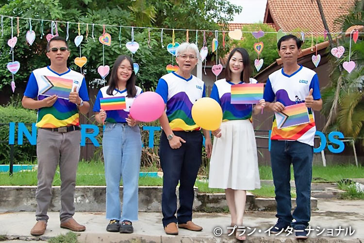 写真：前向きで、頼もしいラオス事務所教育チームの同僚たちと