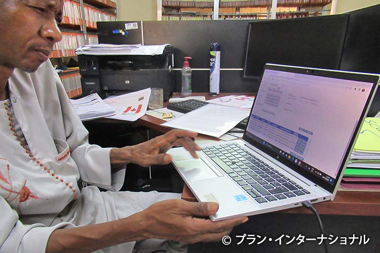 写真：「一年の歩み」の元になるデータを入力