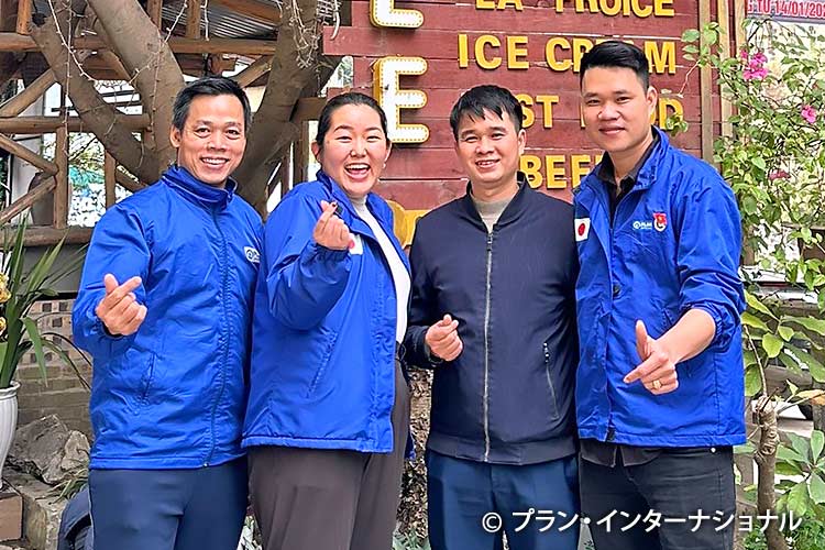 写真：ドン職員（右から2人目）とハザン事務所のチーム