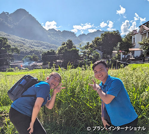 写真：ディエップ職員（右）とライチャウ省にて