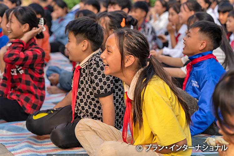 写真：プロジェクトに参加する子どもや若者たち。活動中も笑顔が絶えない