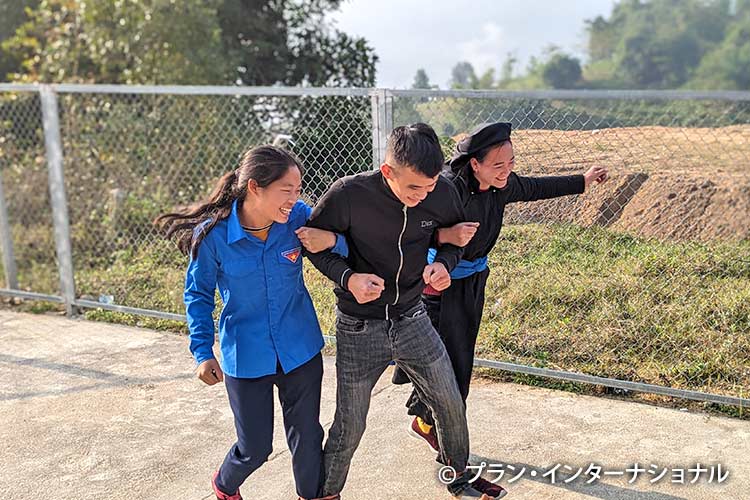 写真：プロジェクトに参加する子どもや若者たち。活動中も笑顔が絶えない