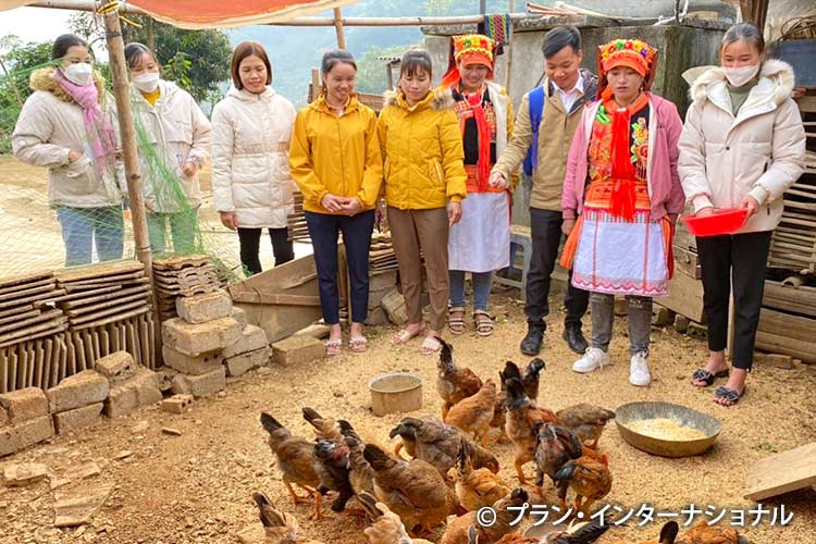 写真：若者同士の学び合いの様子（養鶏トレーニング）
