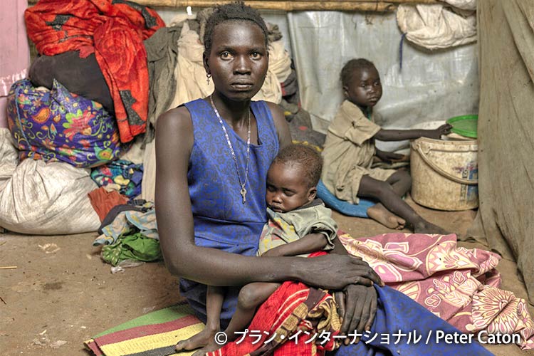 写真：栄養不良の息子を抱く母親（南スーダン）