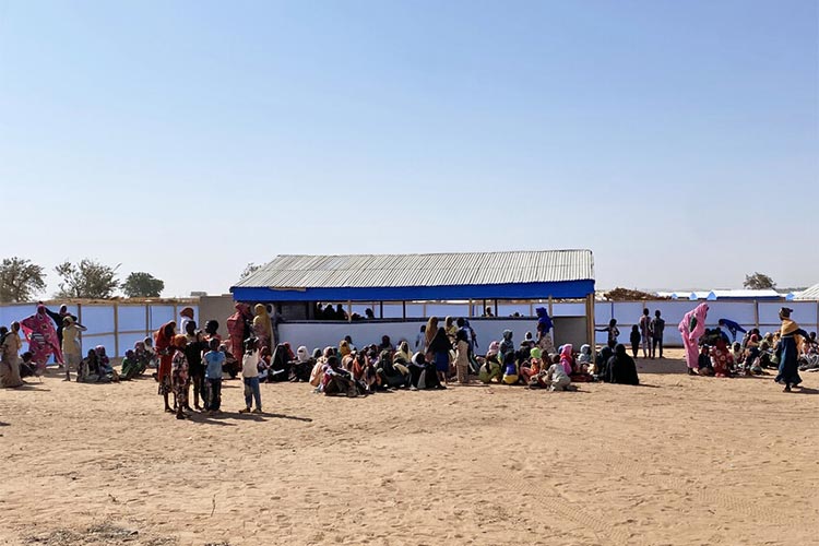 写真：難民キャンプ内に開設された学習センターにて