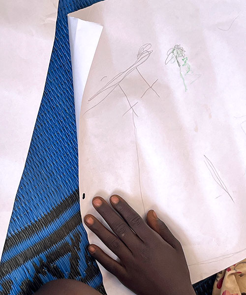 写真：凧の絵を描くラミアちゃん