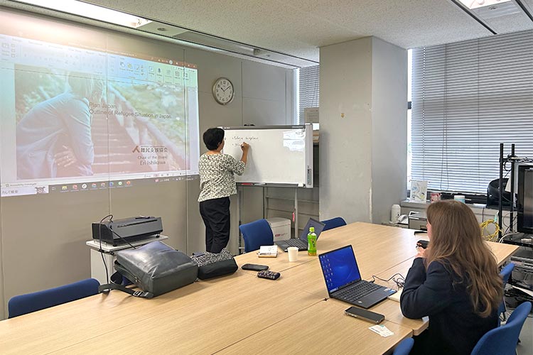 写真:石川代表理事の説明を聞くシャルホロドウスカー職員