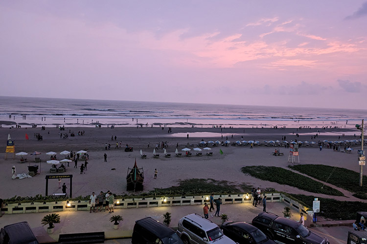 写真:大勢の人が集うビーチ