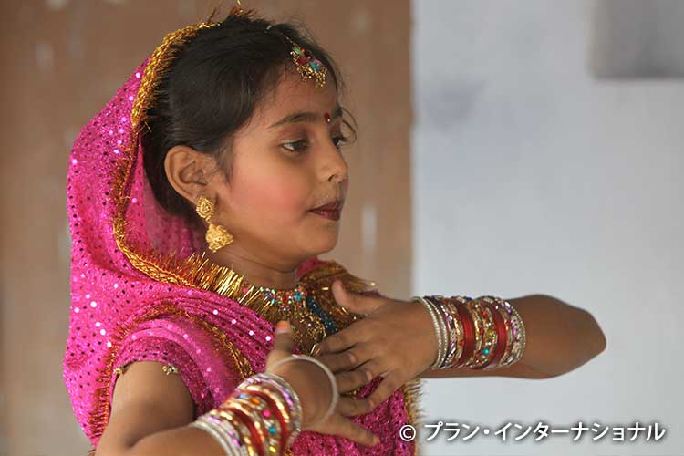 写真：支援先は世界の女の子たち