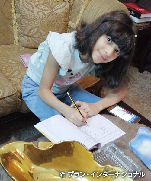 自宅でオンライン学習を行う女の子