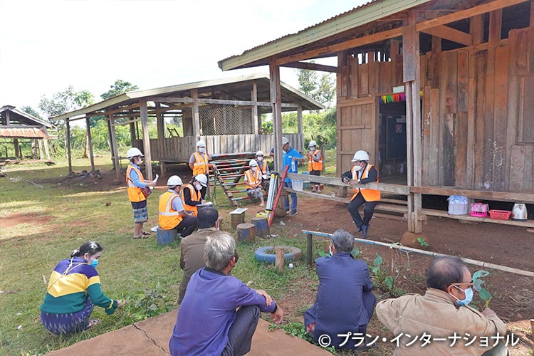 幼稚園の建設現場でミーティング