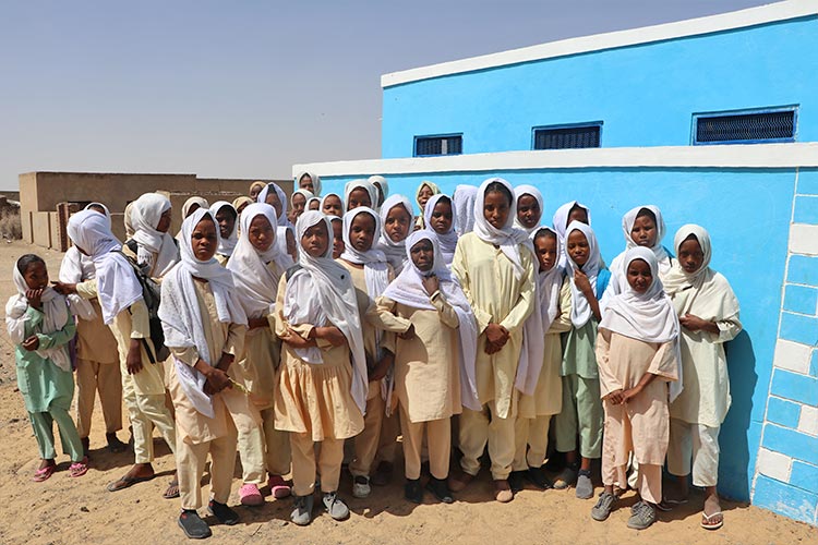 学校の落成式に集まった女の子たち(スーダン)
