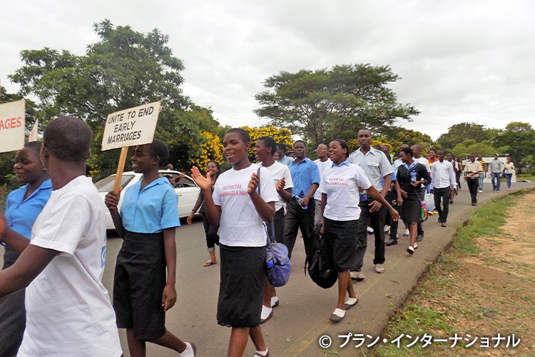 若者たちによるデモ行進