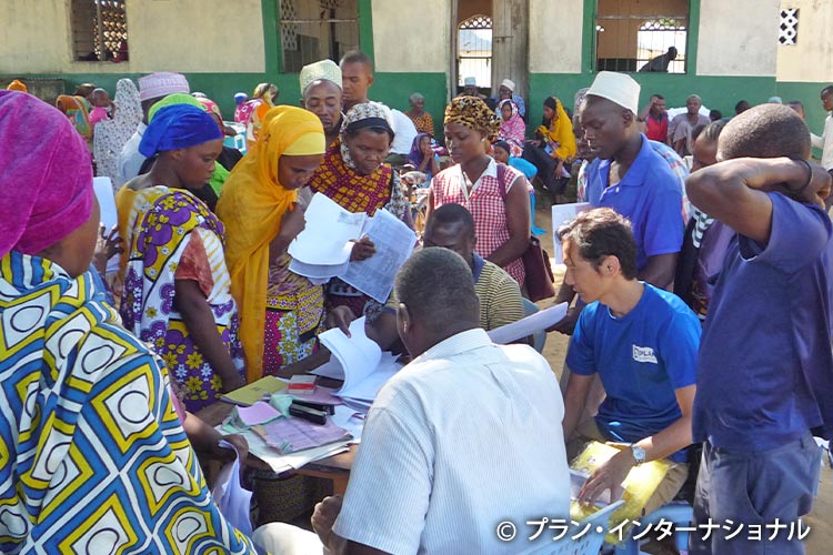 出生登録申請に集まった人々（ケニア）