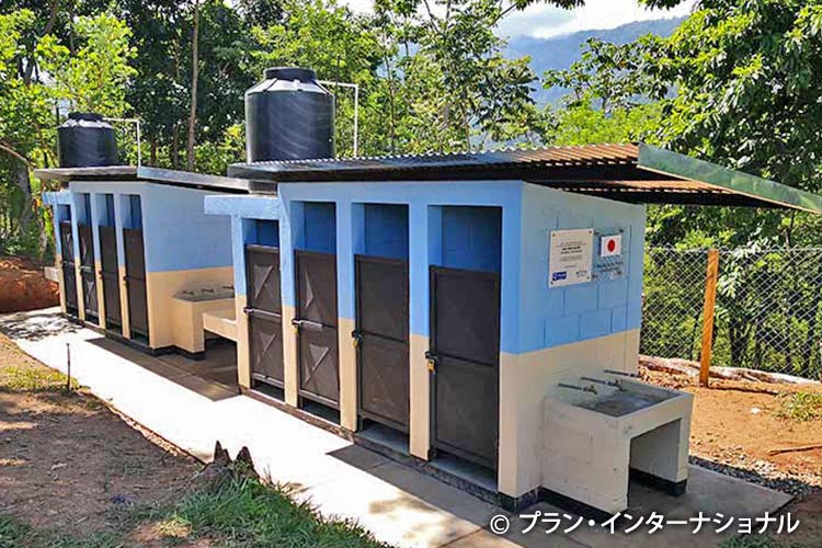 男女別トイレと手洗い場の設置（グアテマラ）