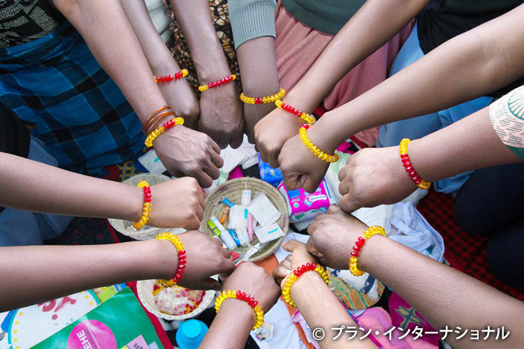 写真：月経周期について学べるブレスレット（タンザニア）