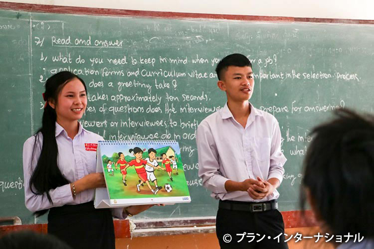 写真：紙芝居を使った学校での啓発活動