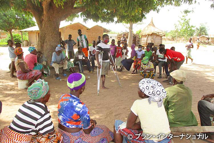 写真：子どもクラブで発表する障害のある子ども