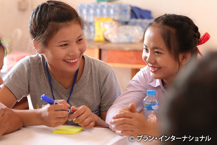 写真：話し合いをするリーダーの女の子