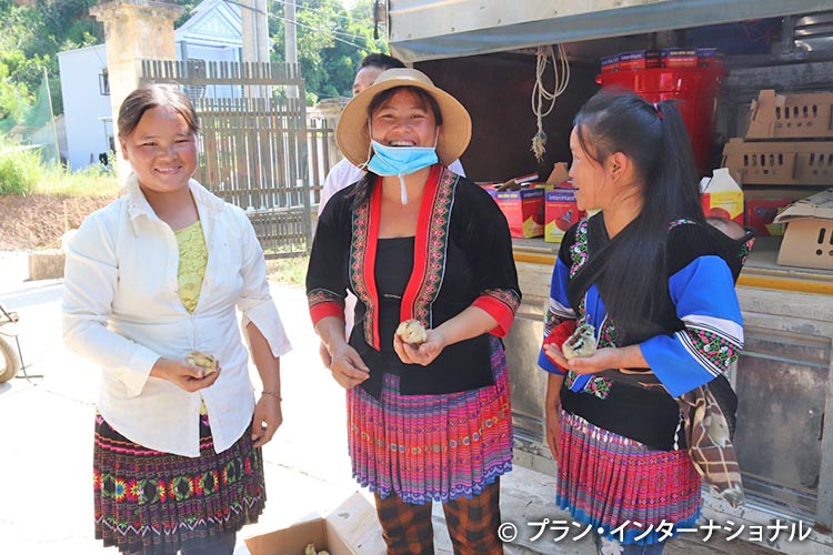 写真：養鶏トレーニングに参加する少数民族の女の子たち