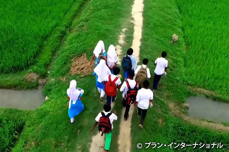 写真：数ある映像のなかからセレクトした数本をご覧いただきます