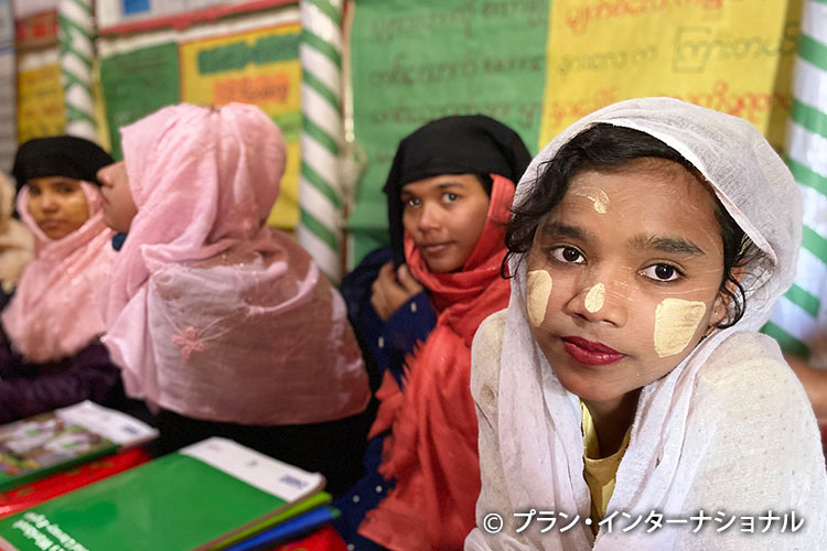 識字クラスで学ぶ若い女性たち