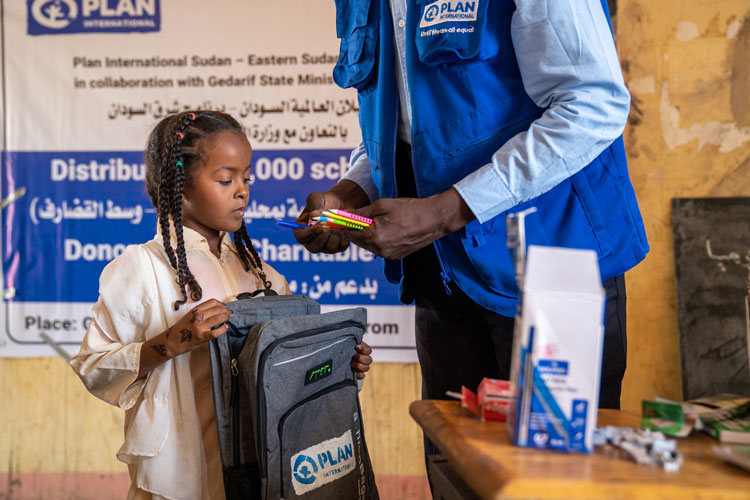 写真：学用品を受け取る女の子（スーダン）