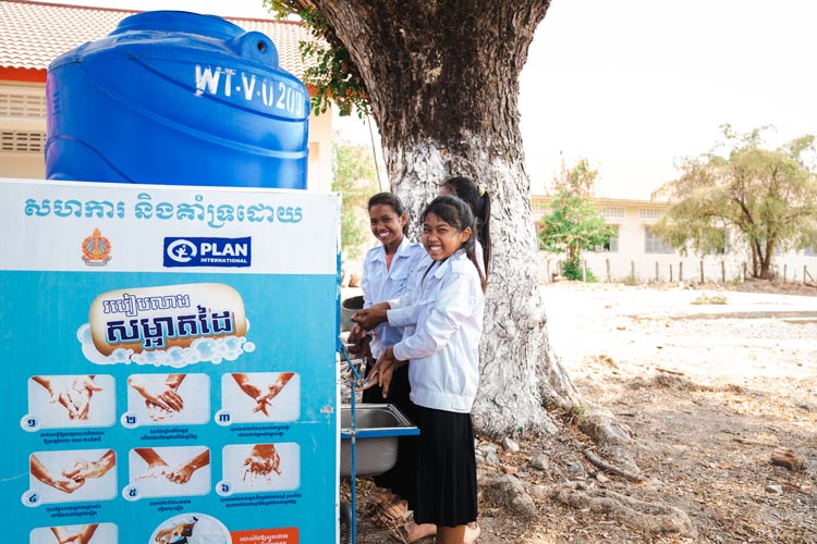 写真：新設した手洗い場（カンボジア）