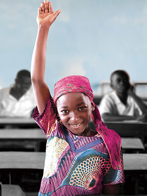 女の子が手を挙げている写真