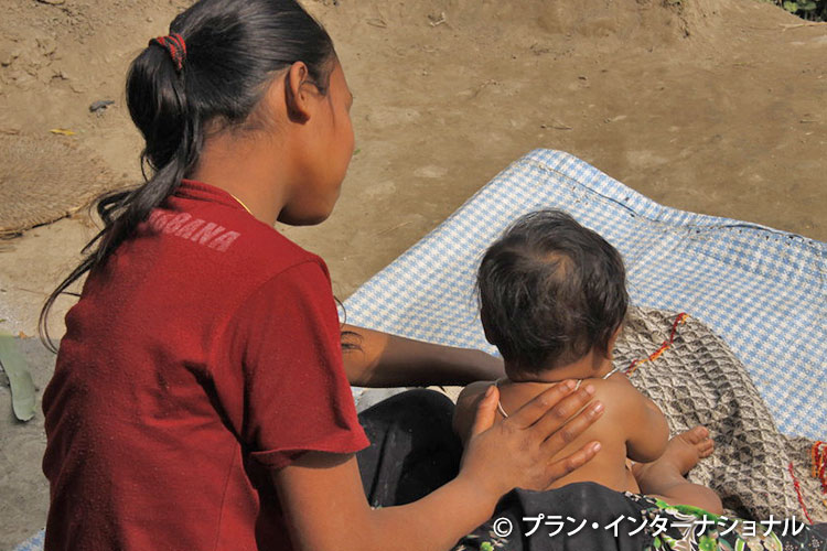 写真:息子の世話をする15歳の女の子