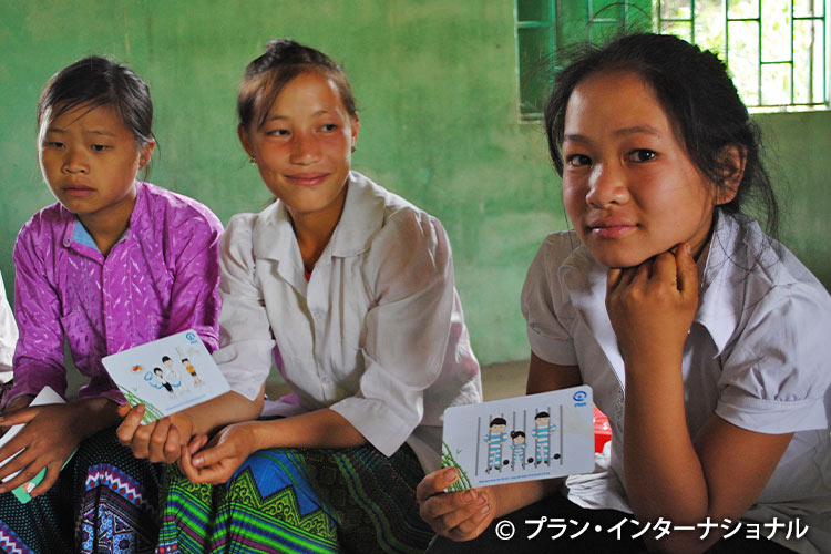 写真：女の子が直面する問題を話し合う