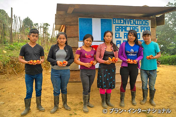 写真:シルビアさん(左から3番目)