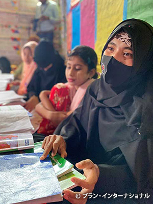 写真：学ぶ喜びを語る女性