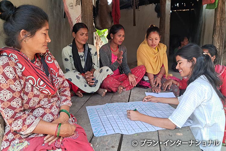 写真：グループで話し合う防災委員会メンバーたち