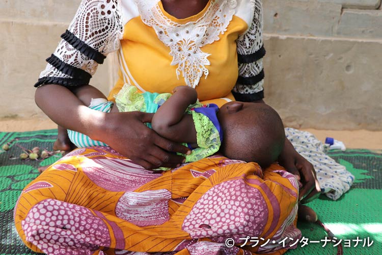 写真：11歳で児童婚を強制され3人の子どもを出産した15歳の女の子（ニジェール）