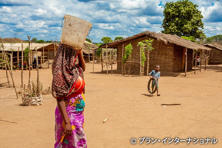 写真：妊娠９カ月の14歳の女の子（モザンビーク）