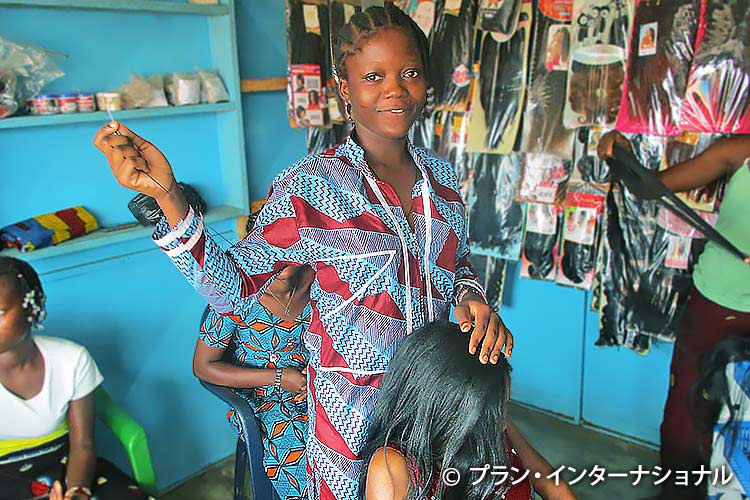 写真：美容実習でスキルをつける（ブルキナファソ）