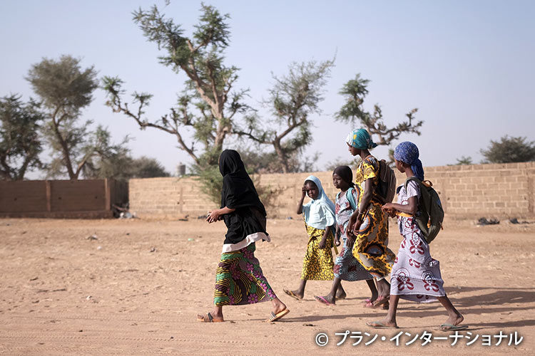 写真：飢餓と紛争のため学校に通うことも困難（マリ）