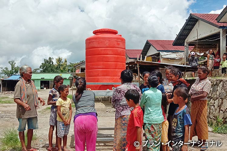 写真：貯水タンクを設置（東ティモール）