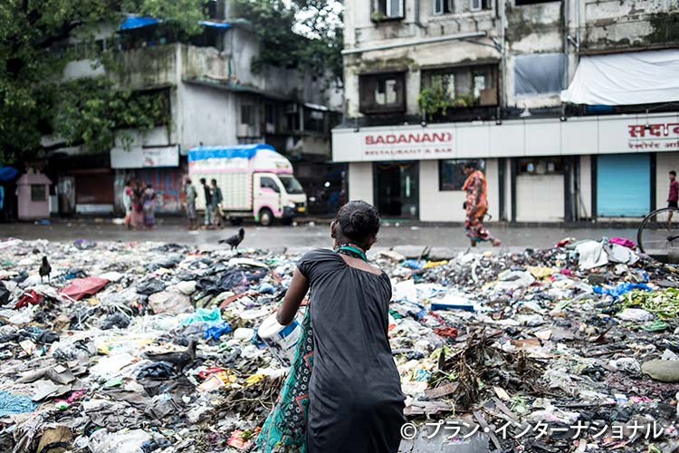 写真：過酷な毎日を生きる女性たち
