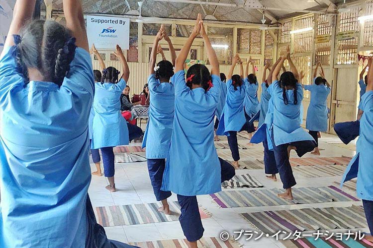 写真：トラウマケアの一環としてヨガをする女の子たち