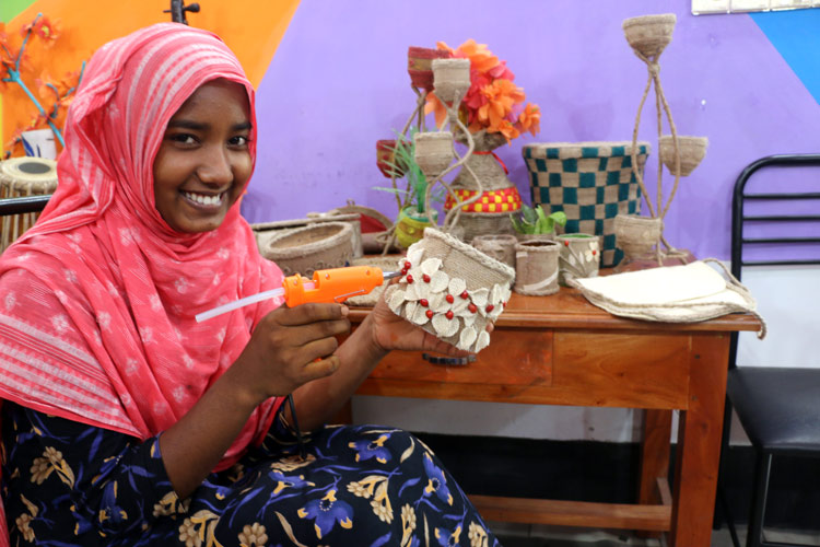 写真:工芸のスキルを学ぶ女の子(バングラデシュ)