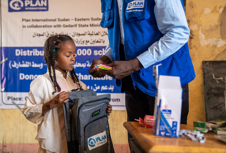写真：学用品を受け取る女の子（スーダン）
